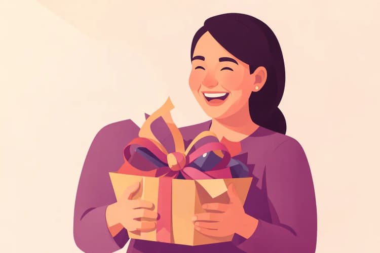 Pessoa sorrindo ao receber uma cesta de presentes bem elaborada.